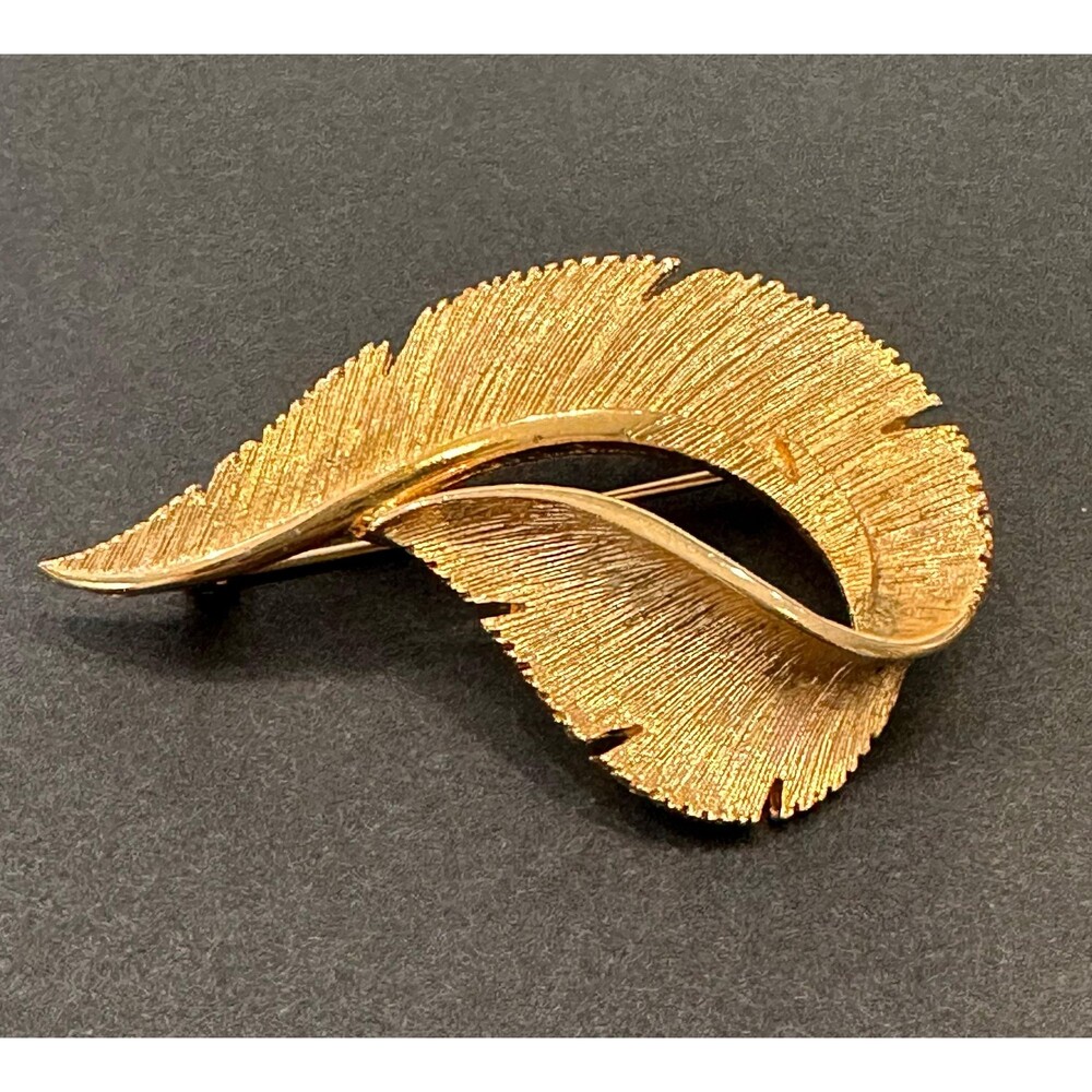 1968 Sarah Coventry 2" Feather Brooch Pin Elegant Style Textured Brite Goldtone